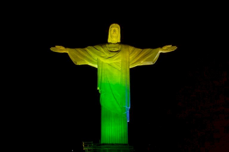 Em Homenagem A Pel Cristo Redentor Iluminado De Verde E Amarelo