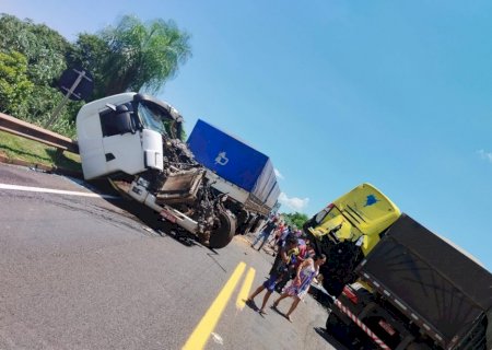 Ônibus com 41 passageiros e duas carretas batem de frente e um morre na BR-163 entre Juti e Naviraí