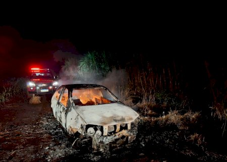 Corpo de Bombeiros é acionado para conter incêndio em veículo abandonado em Caarapó