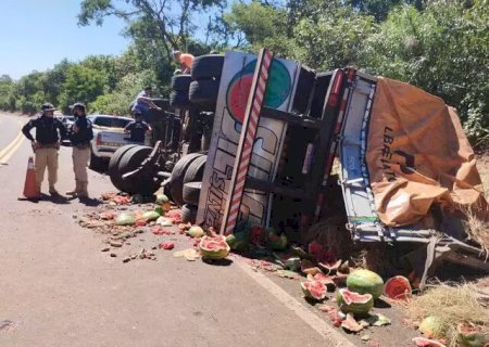 Caminhão tomba com 35 toneladas de melancia e proprietário doa carga