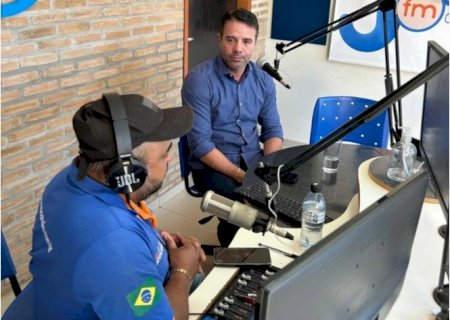 Em entrevista de rádio, prefeito André Nezzi destaca obras em execução no município