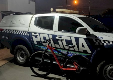 Homem com mandado de prisão furta bicicleta e acaba preso pela PM