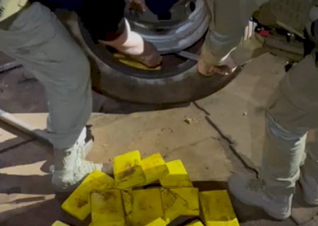 Carreta com 20t de donativos para o RS levava mais de 50 quilos de cocaína no estepe