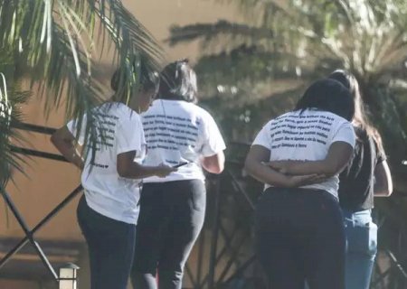 Frase em camiseta revela tristeza da família de menina morta por engano na Capital