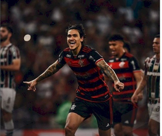 Flamengo vence clássico mantém liderança e afunda Fluminense na