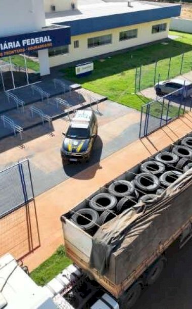 PRF apreende outra carreta com quase R$ 500 mil em pneus contrabandeados