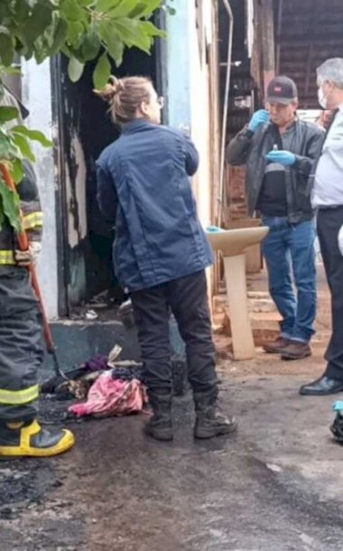 Morador de rua morre carbonizado em banheiro de bar em Dourados; mulher teria causado incêndio