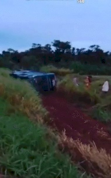 Colis&atilde;o frontal mata motorista e faz &ocirc;nibus com 17 passageiros tombar na BR-060