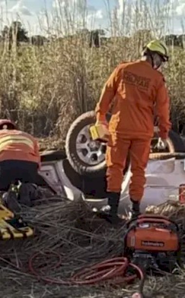 Caminhonete capota e deixa mulher presa às ferragens na Rodovia MS-223