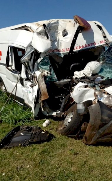 Ambulância da Saúde de Caarapó fica destruída após colisão com caminhão na BR-163; motorista saiu ileso