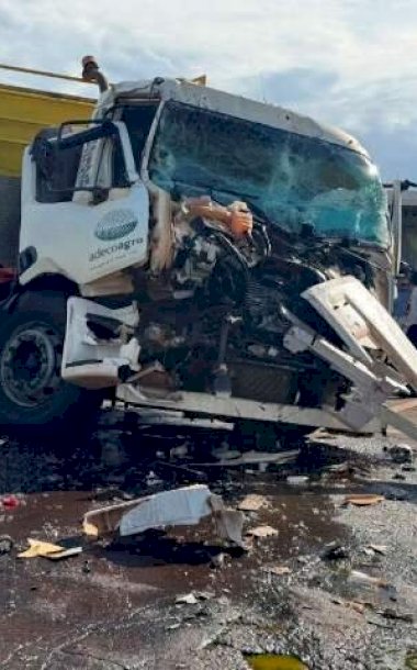 Caminh&atilde;o-tanque fica destru&iacute;do ao atingir carreta, mas motorista sobrevive