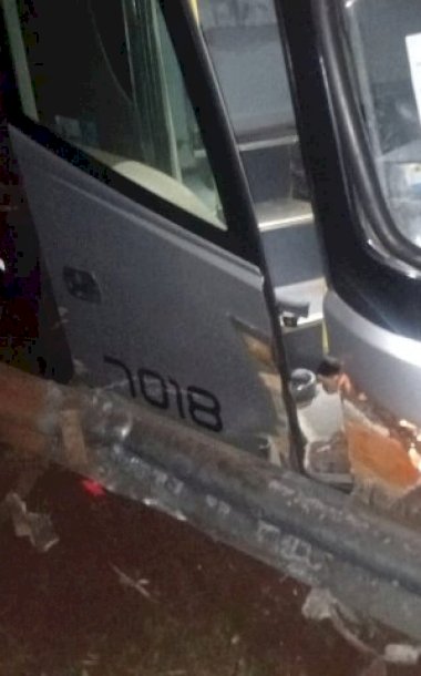 &Ocirc;nibus com destino a Navira&iacute; perde controle e sai da pista na BR-163