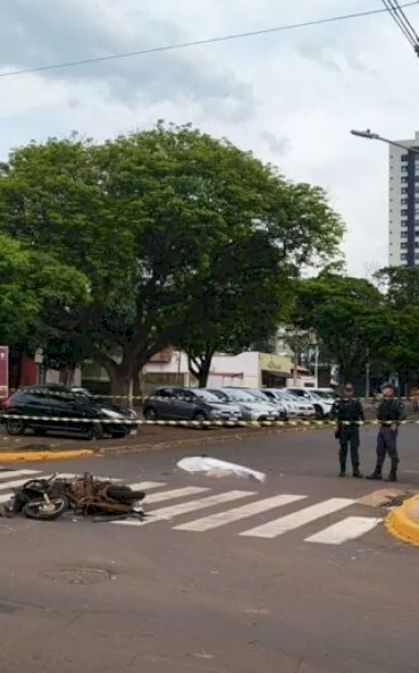 Motociclista morre atropelada por veículo conduzido por padre que atravessou preferencial no centro de Dourados
