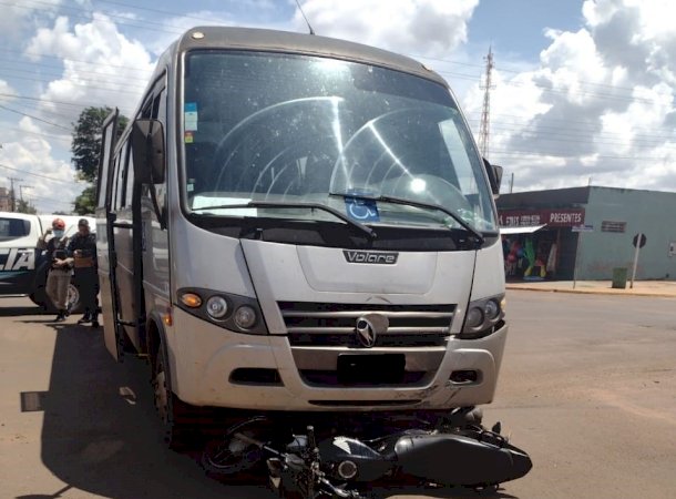 Acidente envolvendo micro-ônibus da prefeitura e moto deixa jovem ferido