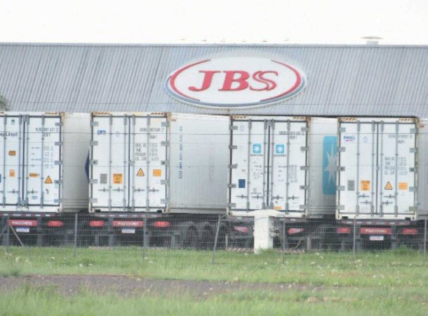 Frigoríficos de MS suspendem envio de carnes aos EUA após tarifaço de Trump