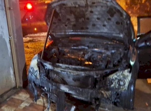 Incêndio atinge veículo estacionado em residência no Capitão Vigário