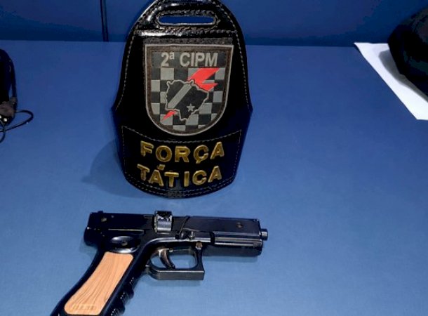 Homem é detido com simulacro de arma após denúncias de direção perigosa em Caarapó