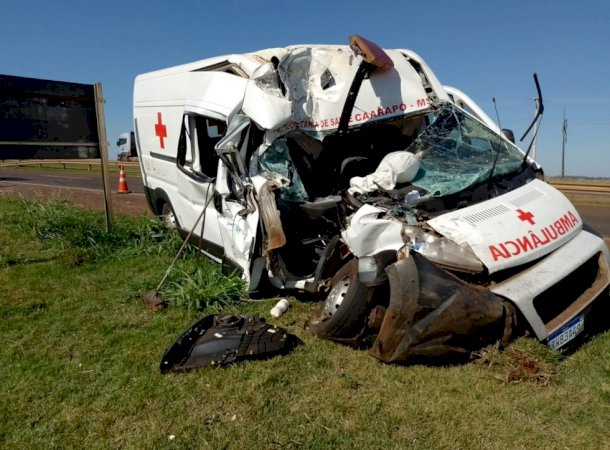 Ambulância da Saúde de Caarapó fica destruída após colisão com caminhão na BR-163; motorista saiu ileso
