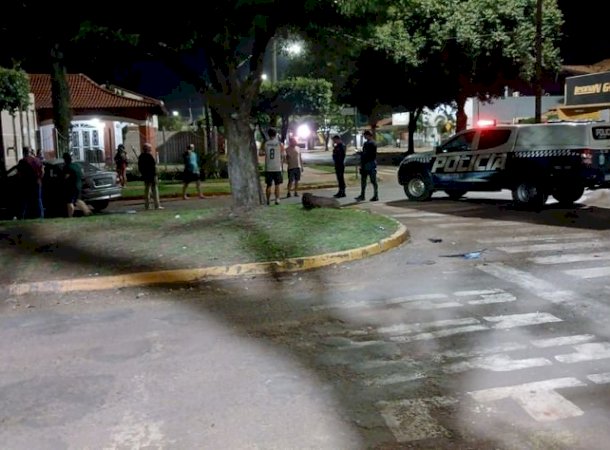 Motorista fica ferido após colisão entre dois carros no Centro de Caarapó; veículo quase invade residência