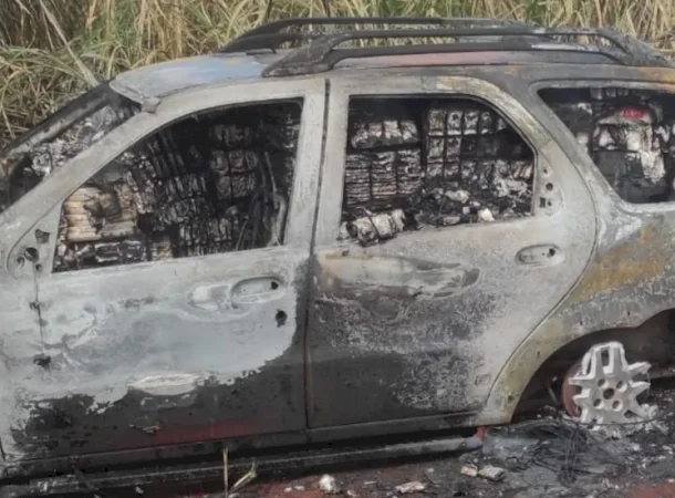 Motorista abandona carro carregado com cigarros e veículo pega fogo em Caarapó