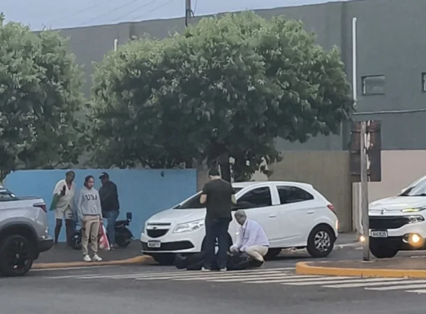 Motociclista fica ferida após colisão com moto elétrica no centro de Caarapó