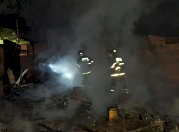 Incêndio destrói casa de madeira durante a madrugada em Caarapó