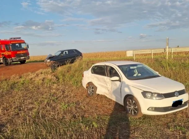 Colisão entre Palio e Voyage deixa três feridos e mobiliza Corpo de Bombeiros em Caarapó