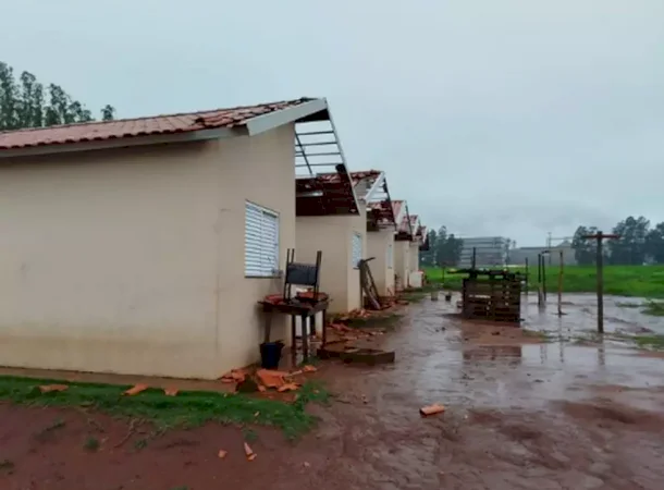 Ventania destelha dezenas de casas e atinge escola em Caarapó