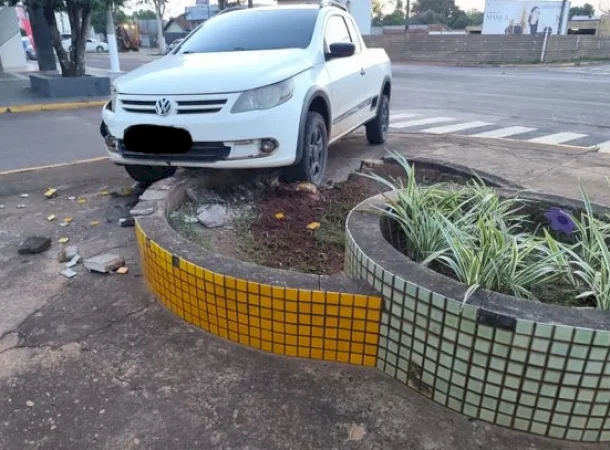 Colisão entre Saveiro e Gol deixa danos materiais no centro de Caarapó