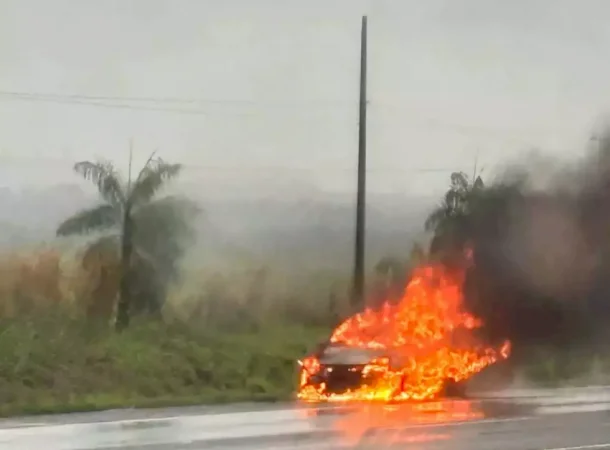 Carro pega fogo na BR-163 durante manhã de nevoeiro em Caarapó