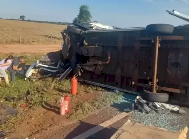Colisão entre carro e van com pacientes deixa cinco mortos na BR-163