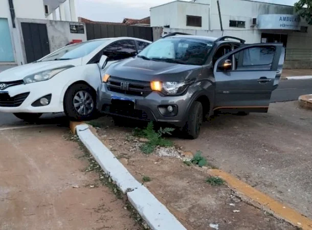 Colisão entre dois carros é registrada na Avenida Presidente Vargas, em Caarapó