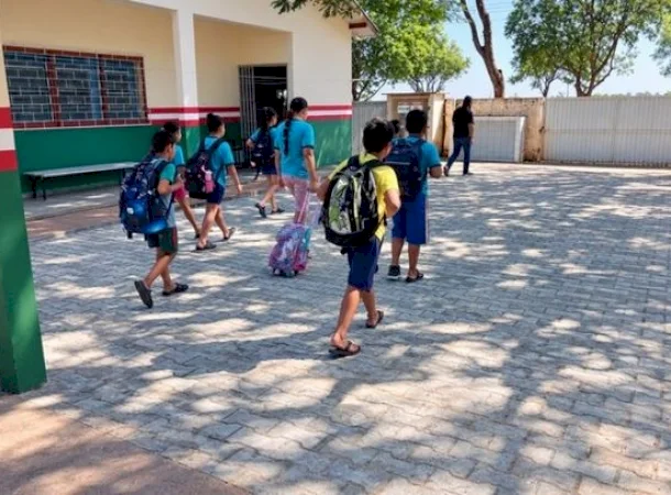 Blocos produzidos por detentos são usados em calçamento de escola municipal em Caarapó