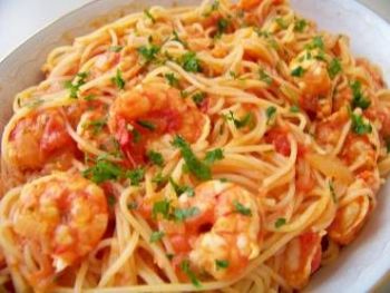 Pra quem gosta de frutos do mar, macarrão ao molho de camarão é ótima opção