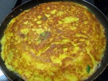Experimente omelete com mussarela, presunto, tomate e outras gostosuras
