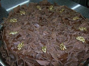Receitinha TOP para impressionar a galera: bolo trufado de chocolate
