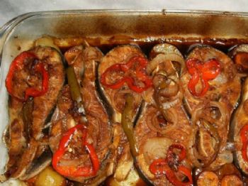 Olha que delícia essa receita de cação assado com batatas, cebola e pimentão
