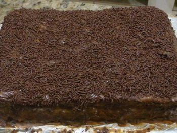 Bolo de chocolate já é bom, imagine quando leva doce de leite