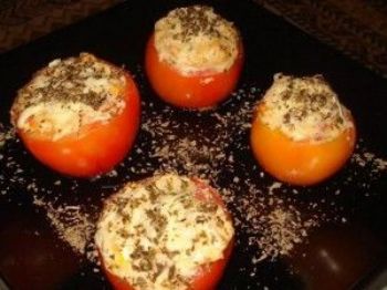 Tomate leva recheio de queijo colonial, molho branco, calabresa e milho