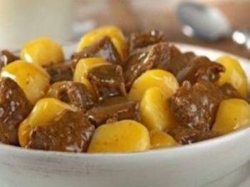 Prato simples, carne de panela acompanha batatas cozidas