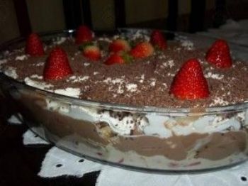 Pavê de morango com chocolate é opção de sobremesa