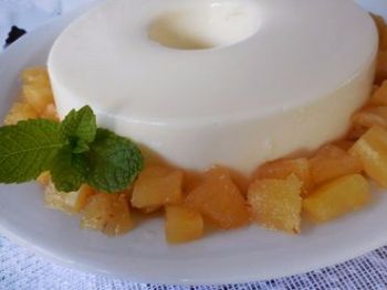 Manjar de coco com calda fica pronto em 30 minutinhos