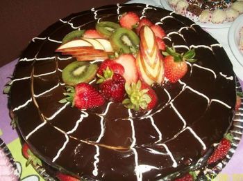 Bolo de chocolate com bombom para surpreender o pessoal de casa