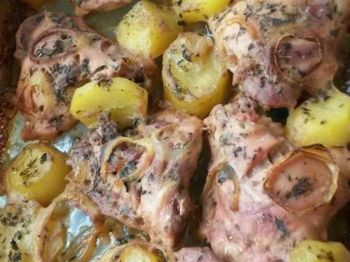 Sobrecoxas de frango com creme de cebola e orégano