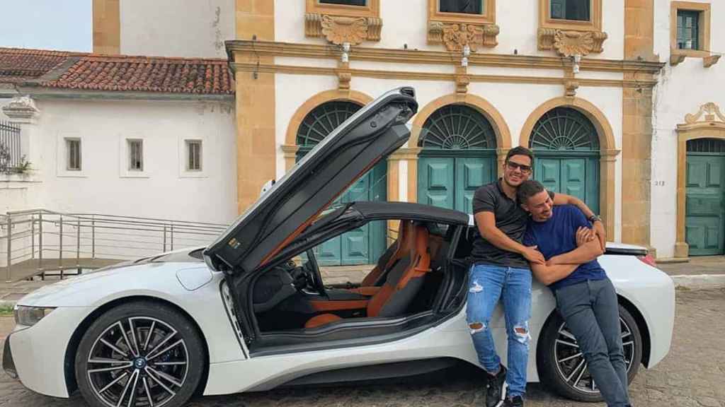 Carlinhos Maia Presenteia Marido Com Carro Avaliado Em R Mil Caaraponews O N Mero De