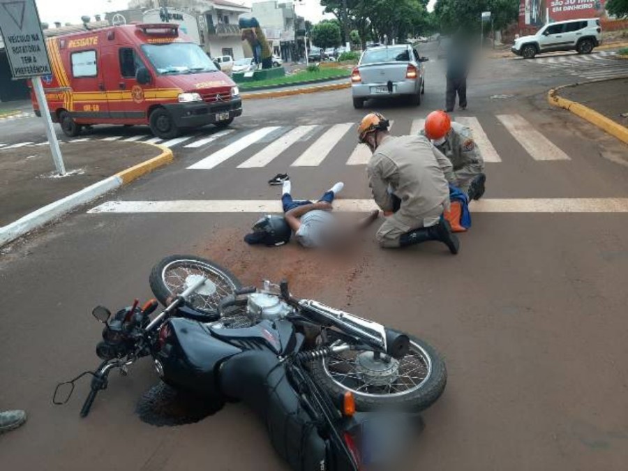 Carro E Moto Colidem Em Rotatória Motociclista é Encaminhado Ao Hospital — Caaraponews O