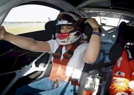 Piloto Caio Castro dá carona para Naiara Azevedo em carro de corrida