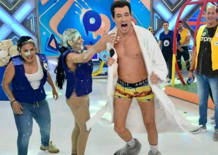 Celso Portiolli fica só de sunga no SBT e deixa público boquiaberto