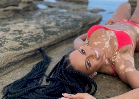 Natália Deodato posa de biquíni em Porto de Galinhas e fãs suspiram