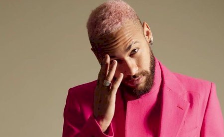 ‘Fake News’, diz Neymar ao negar que tenha traído namorada em festa